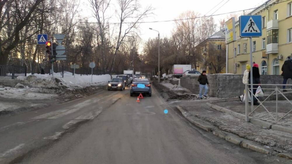 В Новосибирске таксист сбил 10-летнего мальчика, перебегавшего дорогу на красный свет