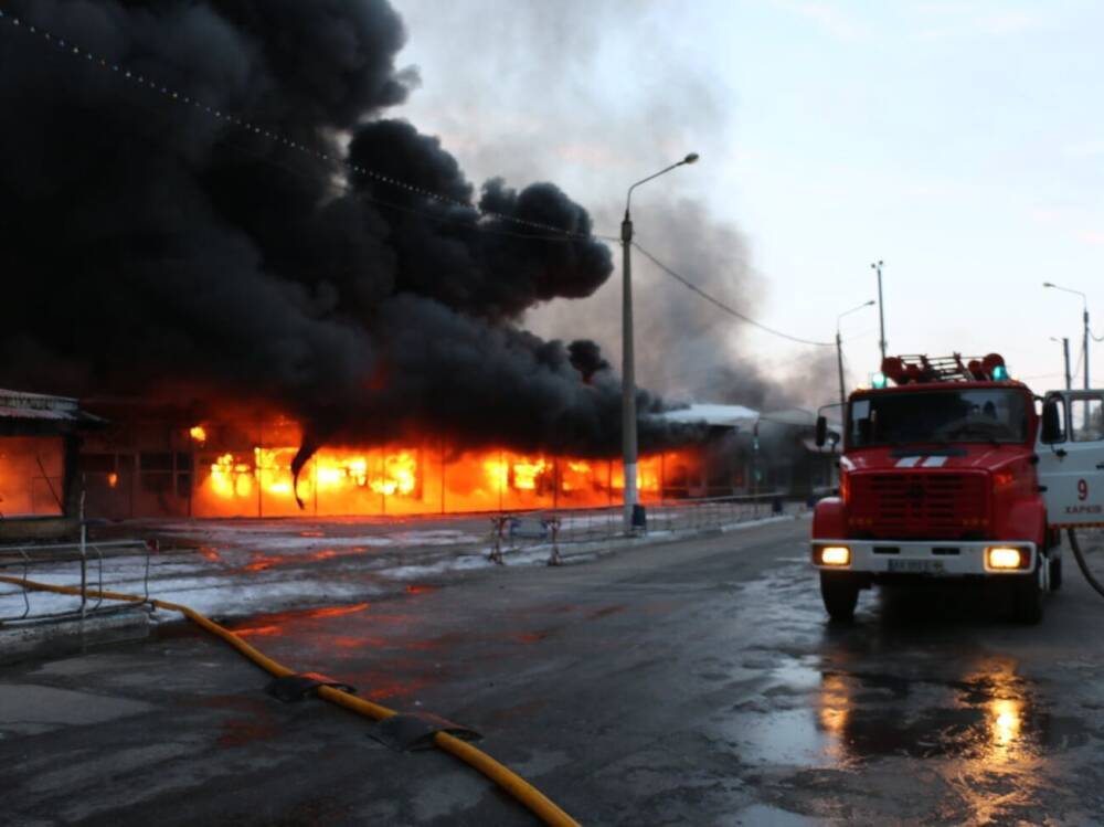 В Харькове горит крупнейший рынок "Барабашово", огонь перекинулся на частный сектор, погиб спасатель. Фото, видео