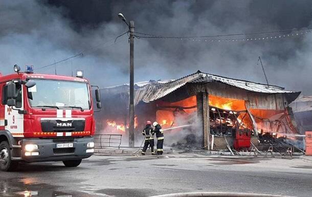Обстрел рынка в Харькове: огонь распространился на жилые дома, есть жертва