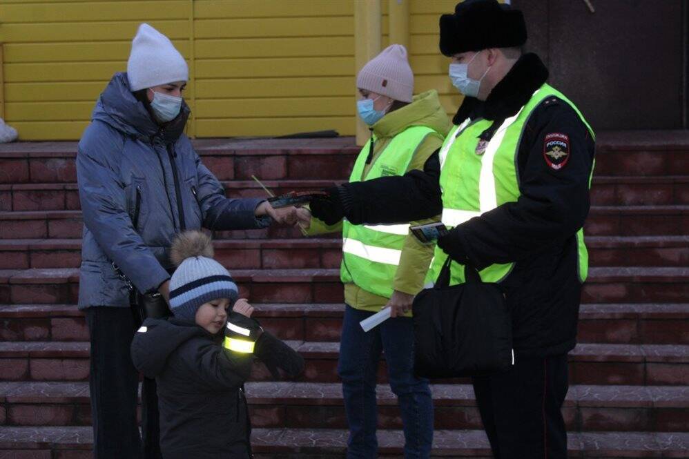 Ульяновские инспекторы раздали детишкам светящиеся элементы на одежду