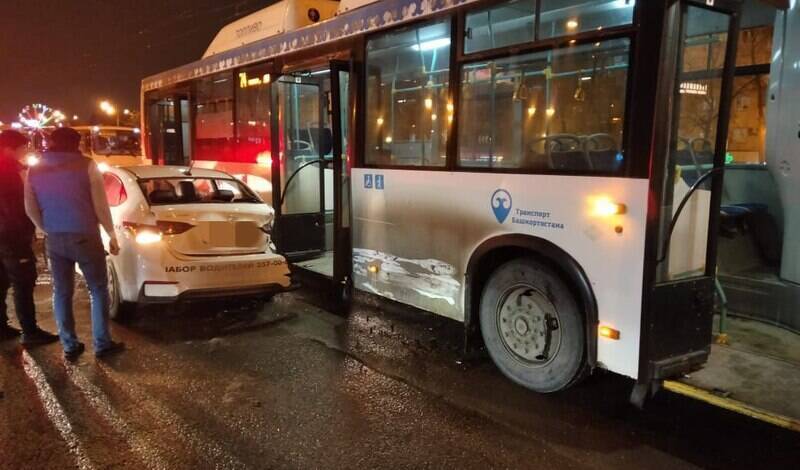 Автобус с 20 пассажирами попал в ДТП в центре Уфы