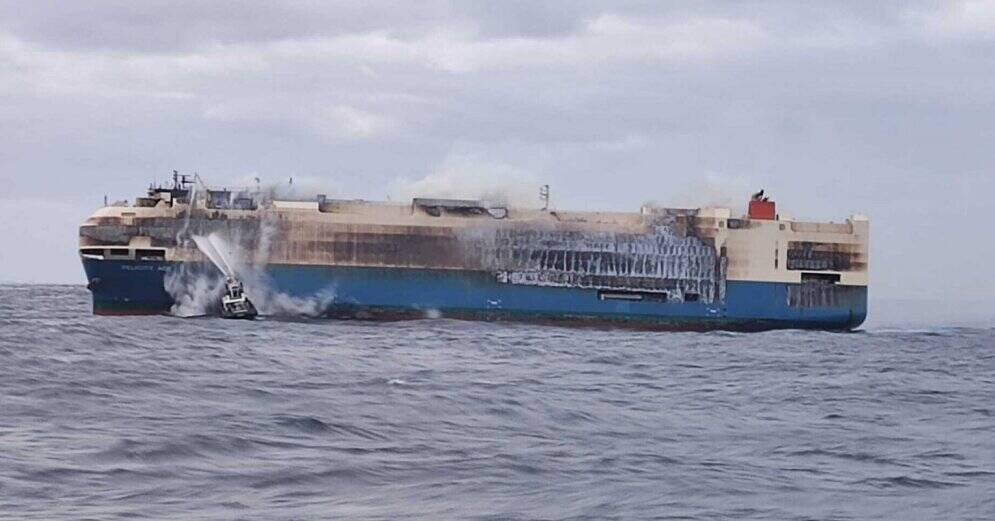 Горевшее судно Felicity Ace с тысячами люксовых автомобилей затонуло в Атлантике