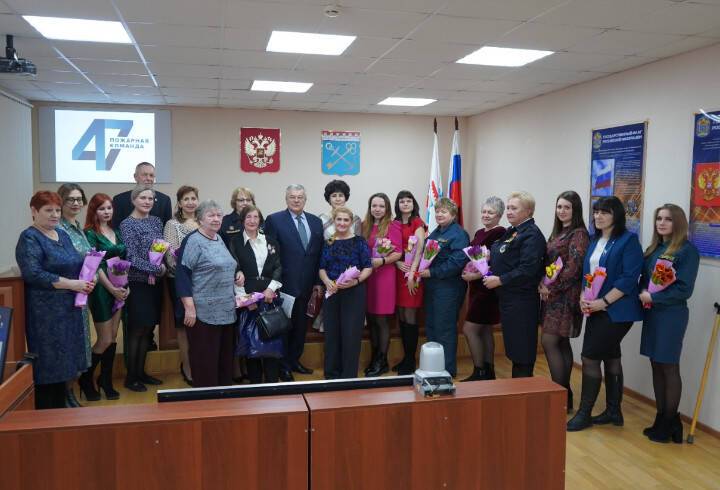 В Леноблпожспас наградили отличившихся женщин-работников пожарной охраны