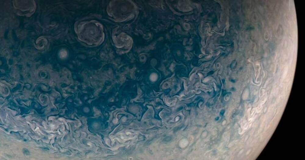 Захватывает дух. "Юнона" прислал новые снимки Юпитера и его спутника Европы (фото)