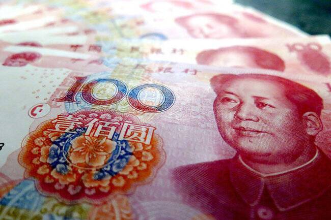 Россиянам посоветовали перевести часть сбережений в юани