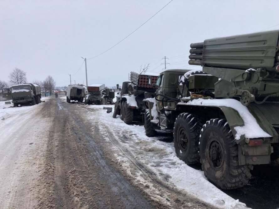 Российские оккупанты бросили целую колонну военной техники