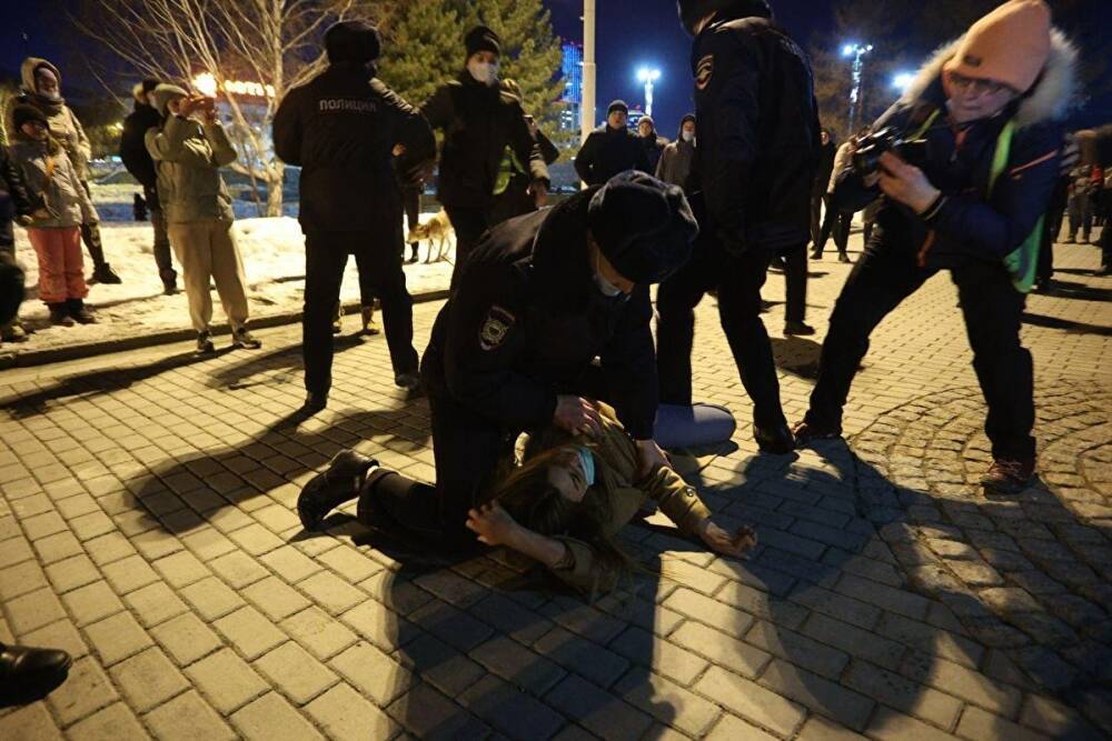 В Екатеринбурге во время антивоенной акции задержали 17 человек