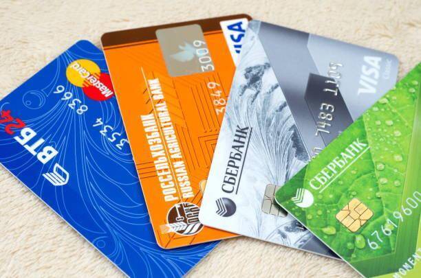 Mastercard и Visa превратятся в кусок пластика? Что будет с деньгами россиян после отключения SWIFT