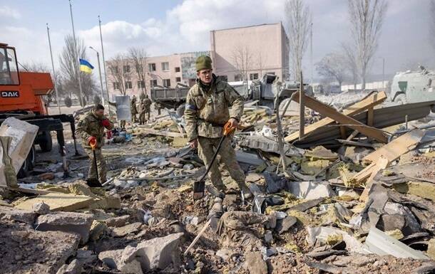 Из-под завалов военной казармы в Николаеве достали 50 тел - СМИ