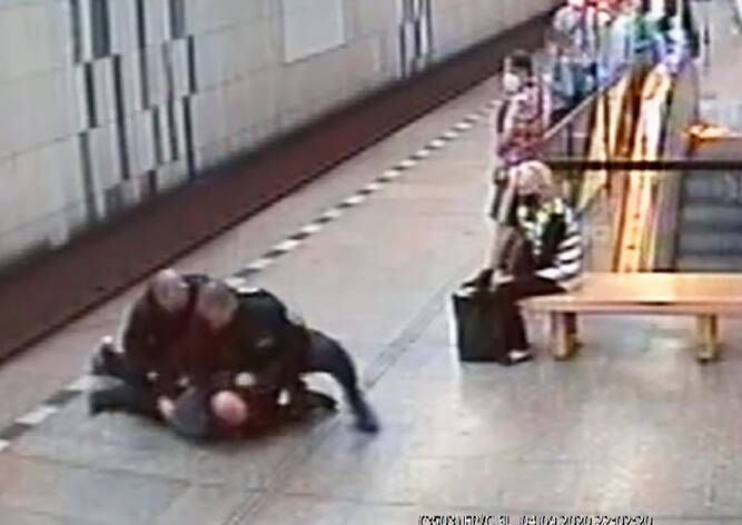 В Праге полицейские скрутили пассажира за отказ надеть маску: видео