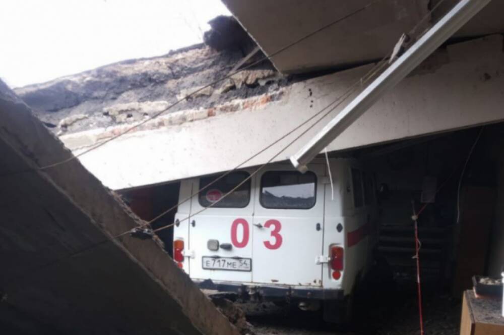 Крыша гаража обвалилась на машины больницы под Новосибирском