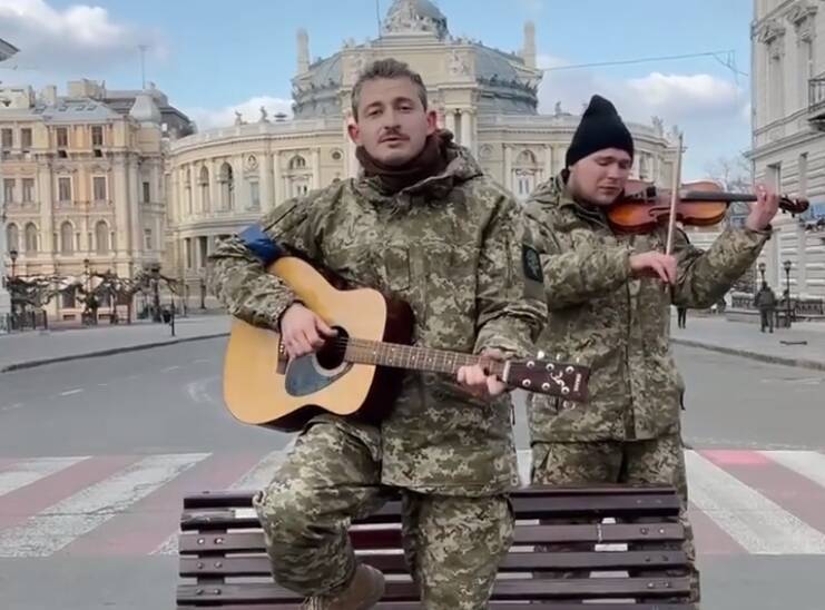 "В Одессе вы обычный поц": Коля Серга в песне высмеял путина и оккупантов