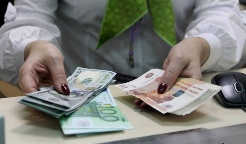 В обменниках Тюмени доллар и евро скупают почти по одинаковой цене