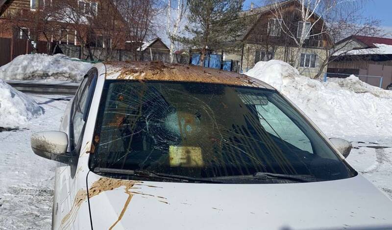 «Весеннее обострение»: В Тюмени на Есенина сосед разбил стекло в машине инвалида