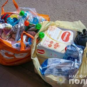 Запорожские полицейские доставили гуманитарную помощь в местные медицинские учреждения. Фото