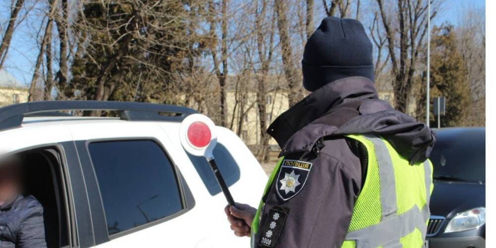 Во Львове патрульные полицейские задержали двух вероятных диверсантов и передали их в СБУ