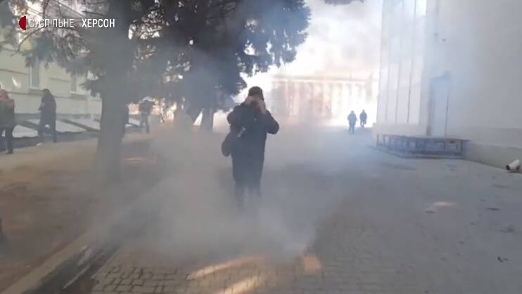 Оккупанты забросали слезоточивым газом мирный митинг в Херсоне