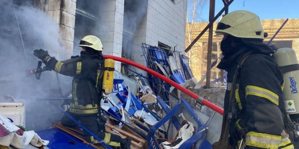 В Киеве на Оболони из-за обстрела российских оккупантов загорелся грузовик и два здания — ГСЧС