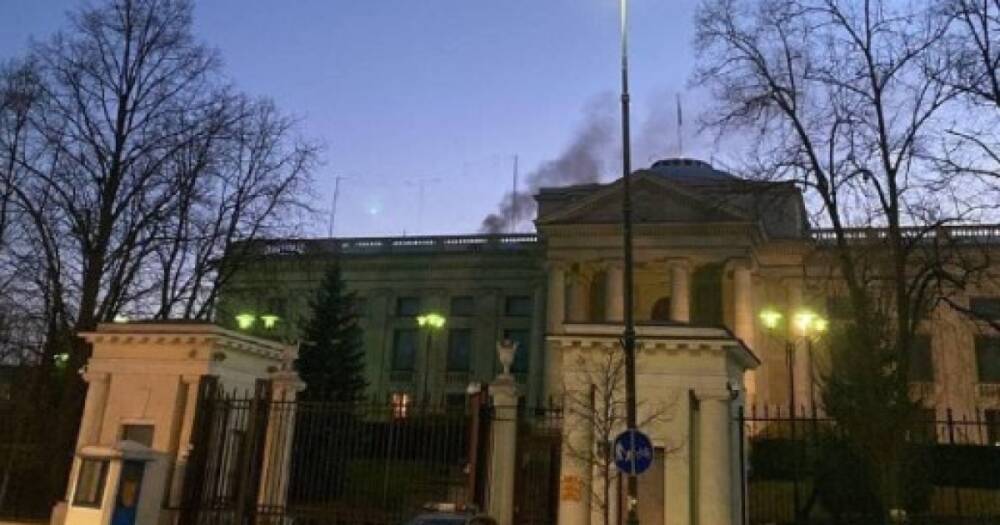Жгут документы перед атакой на Польшу? Над зданием посольства России в Варшаве заметили дым (ФОТО)