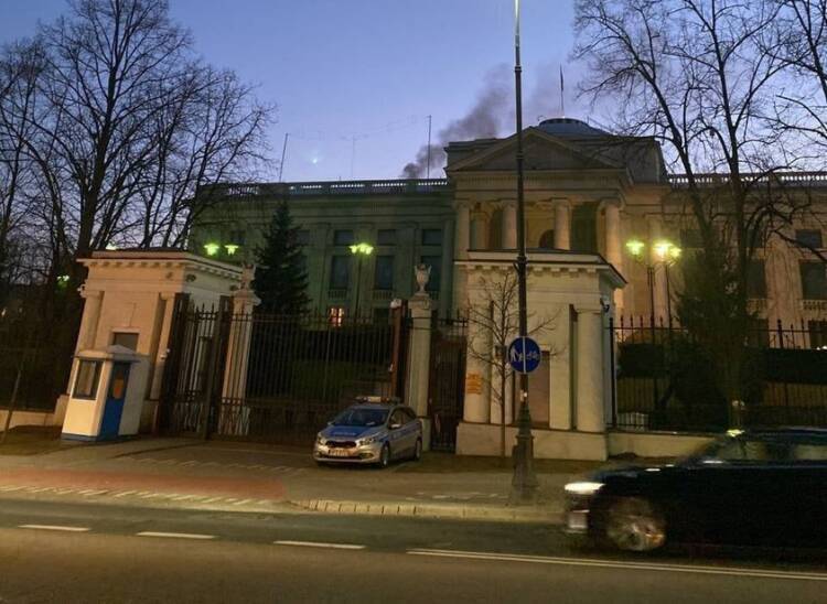 Жгут документы перед эвакуацией? Над посольством россии в Варшаве заметили дым