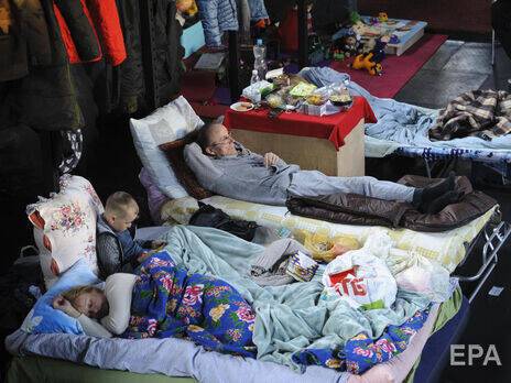 Кабмин пообещал финансово поддержать украинцев, которые бесплатно принимают у себя вынужденных переселенцев