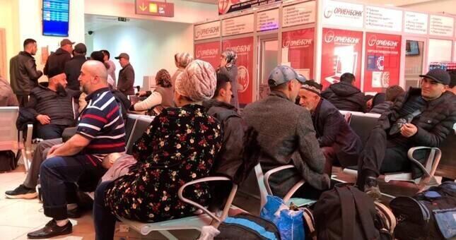 "Несколько дней ночуем в аэропорту". Сотни пассажиров «Уральских авиалиний» в ожидании вылета