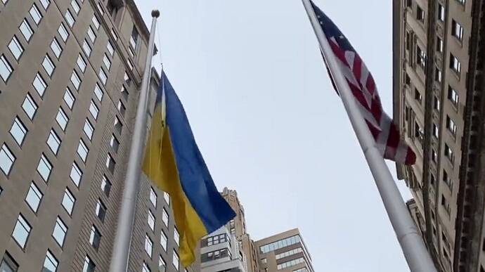 Будет развеваться до победы Украины: в центре Нью-Йорка мэр поднял сине-желтый флаг