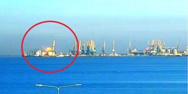Появилось видео удара ВСУ по военным кораблям РФ в порту Бердянска