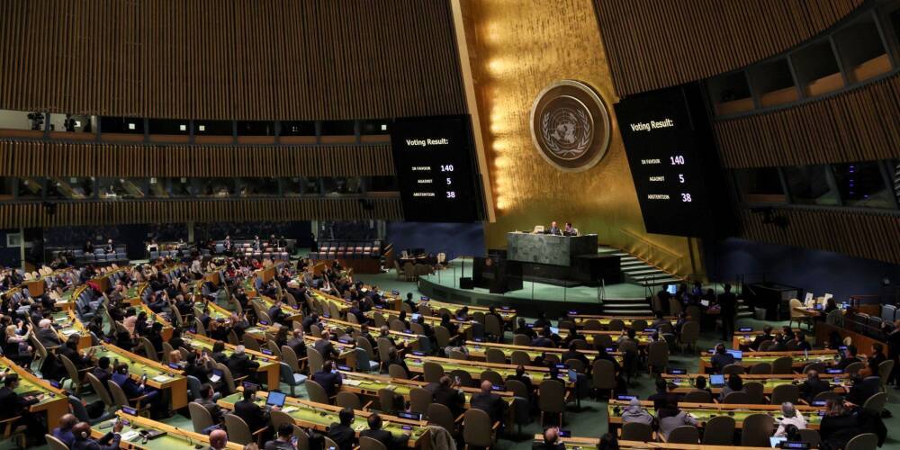 Генассамблея ООН призвала Россию немедленно прекратить обстрелы мирных жителей и блокаду украинских городов