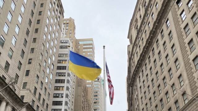 На Манхэттене в Нью-Йорке подняли украинский флаг (ВИДЕО)
