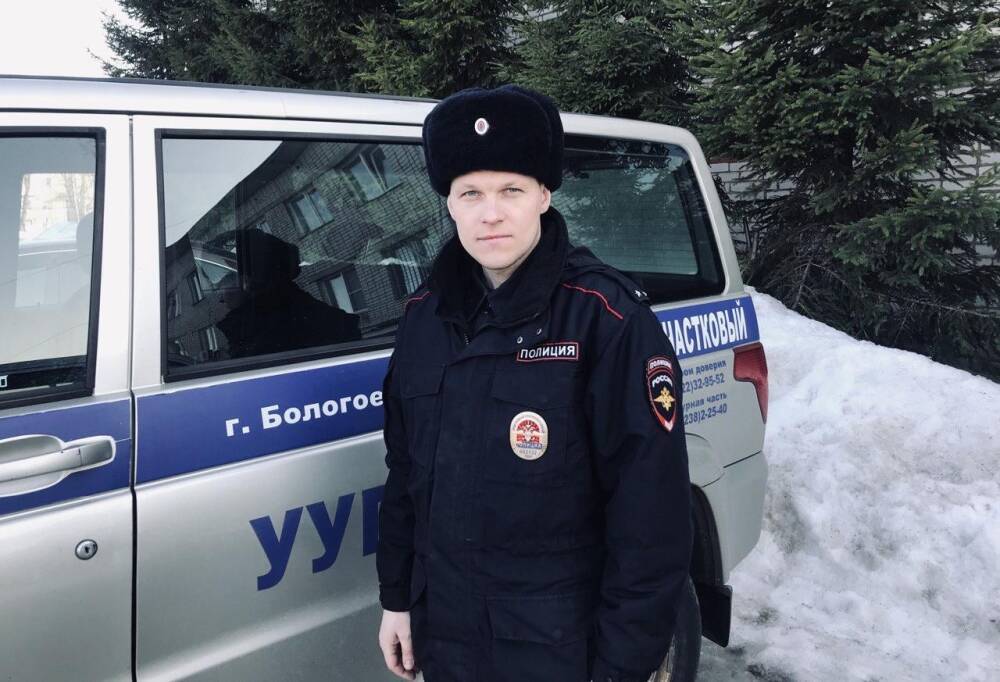 Полицейский помог попавшим в неприятности водителям на трассе в Тверской области