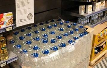В российских магазинах вместо недостающих товаров на прилавки начали ставить воду