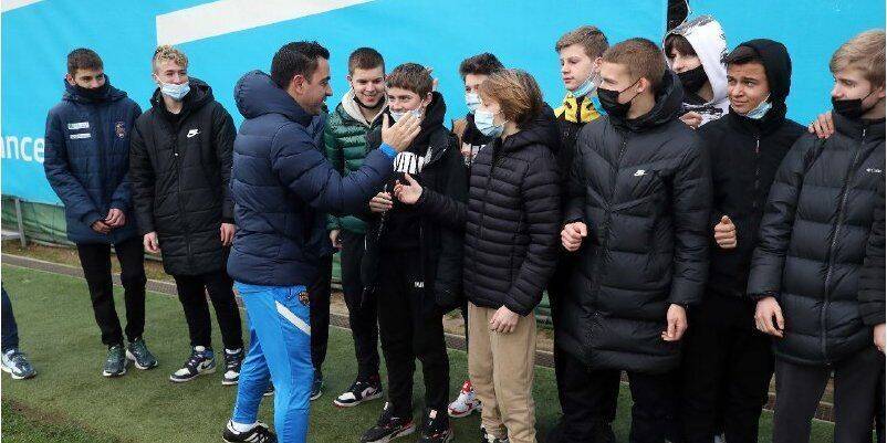 Украинские дети-беженцы посетили тренировку Барселоны и познакомились со звездами клуба — фото