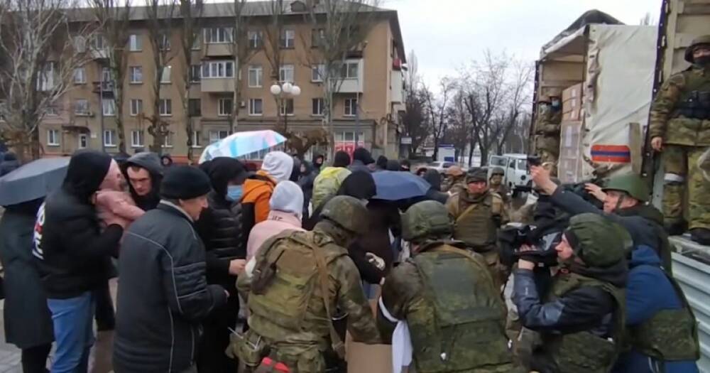 Российские оккупанты запрещают раздавать гуманитарную помощь в Мелитополе, – мэр города