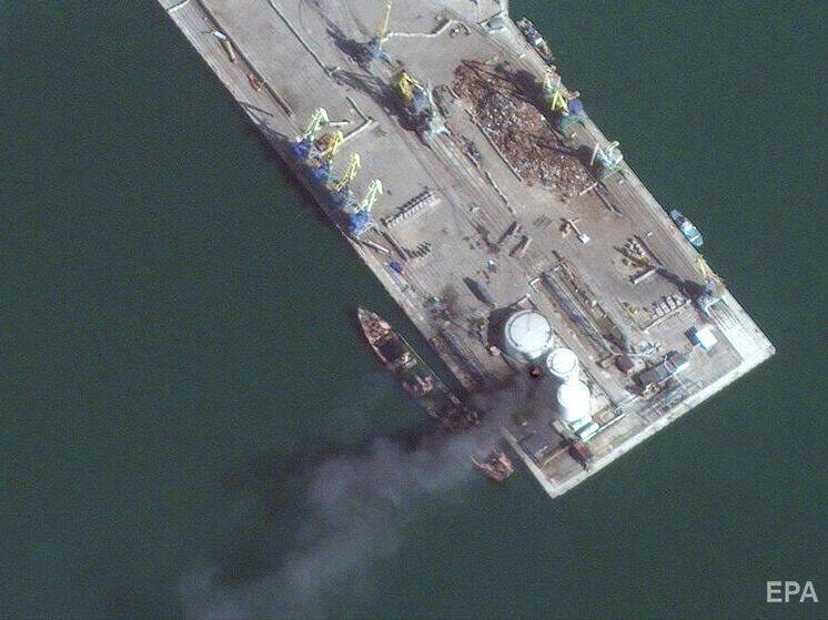Опубликованы спутниковые снимки уничтоженного в порту Бердянска российского десантного корабля
