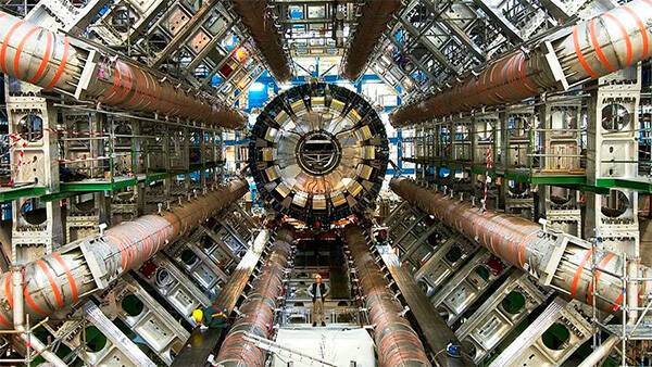 CERN останавливает контакты с Россией и Беларусью