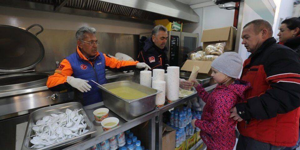 Во Львове заработала мобильная кухня от турецких поваров-волонтеров