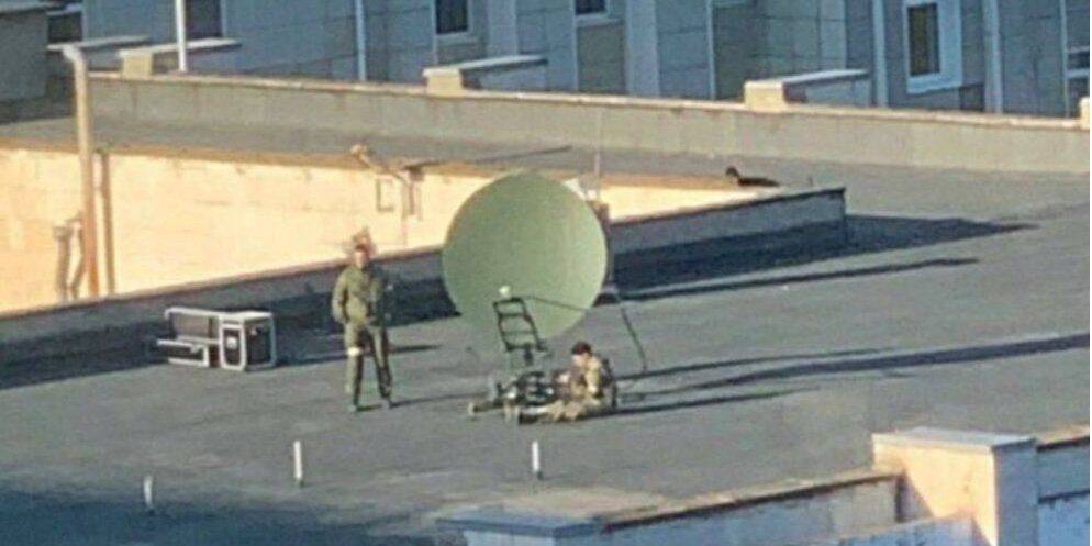 В центре Энергодара оккупанты установили спутниковую тарелку, чтобы проводить агитацию