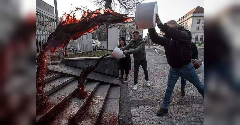 «Російська нафта важливіша, ніж українська кров» — у Чехії посольство РФ облили кров’ю