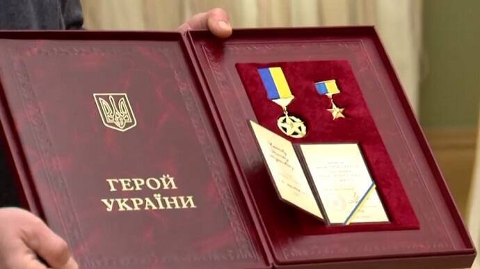 Зеленский присвоил звание Героя Украины 15 военным