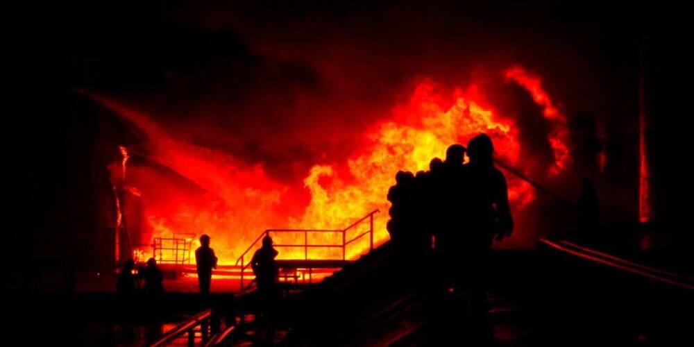 Во Львове потушили пожар нефтебазы после ракетного обстрела России из Севастополя