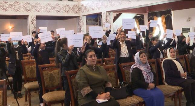 Афганки в Душанбе осудили решение талибов запретить девочкам посещать занятия в школах
