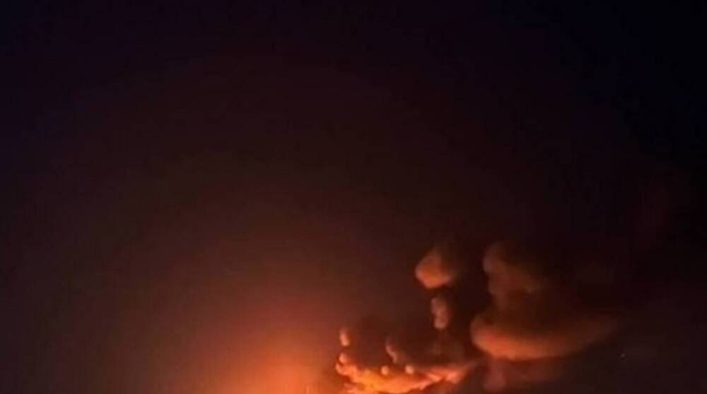 В Луцке продолжают тушить пожар на нефтебазе после ракетного удара