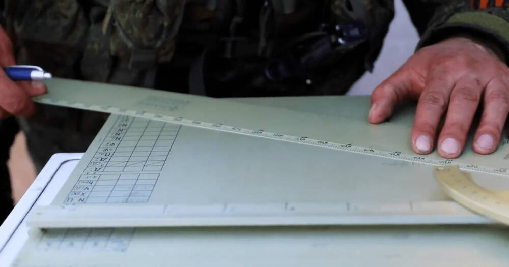 Под линейку: ВС РФ вручную наводят минометные расчеты (фото)
