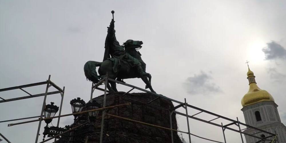 «Пережили немцев, переживут и россиян». Как киевляне защищают столичные памятники от возможных обстрелов — видео НВ