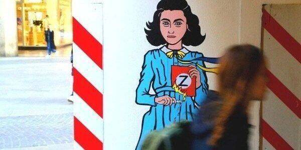 Анна Франк, сжигающая символ Z. В Милане появился стрит-арт, посвященный войне в Украине
