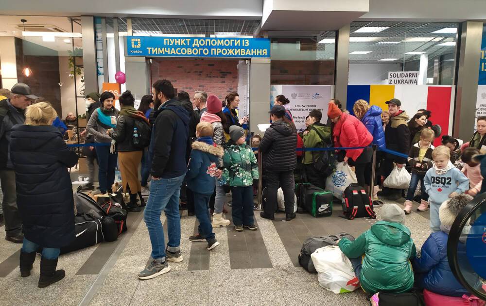 "На вокзале аншлаг". Сотни женщин и детей возвращаются в Украину из Польши