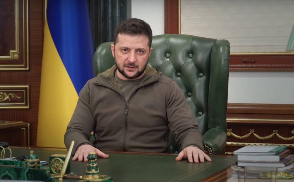 "Украинцы не должны гибнуть из-за того, что кому-то не хватает смелости", — ночное обращение президента Зеленского к народу