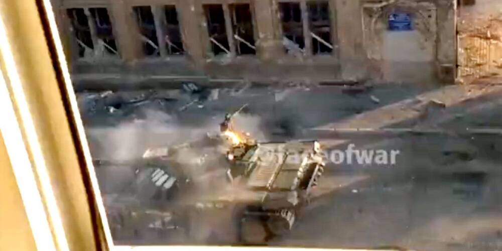 Азов показал, как уничтожает с помощью NLAW зашедшие в Мариуполь танки РФ — видео