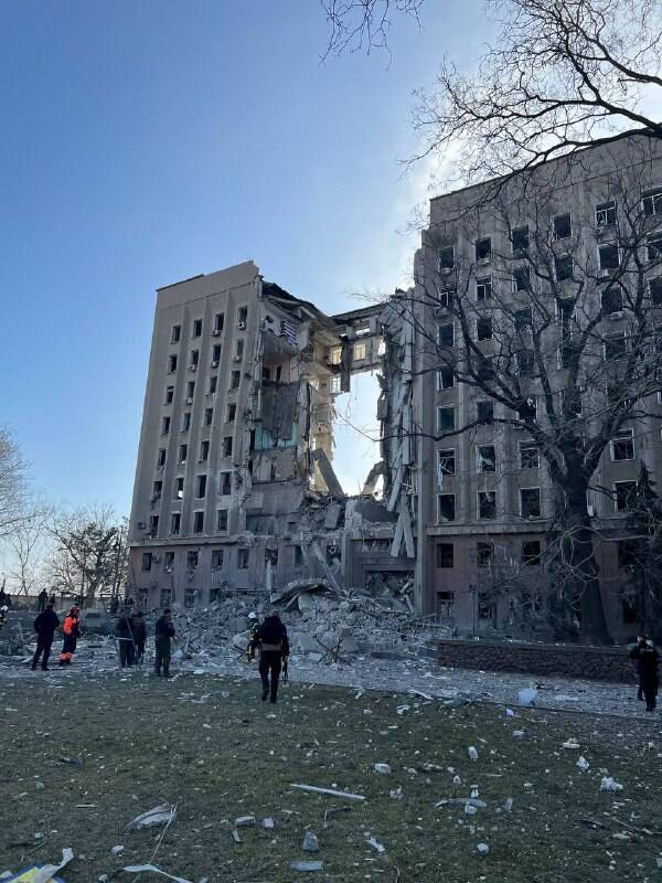 В Николаеве оккупанты разбомбили здание ОГА, на город летит авиация из Крыма